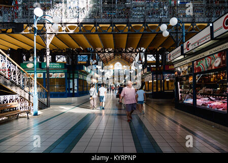 Budapest, Hongrie - le 14 août 2017 : vue de l'intérieur de l'Hall du marché central de Budapest Banque D'Images