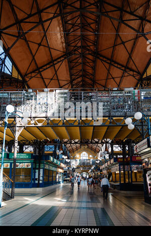 Budapest, Hongrie - le 14 août 2017 : vue de l'intérieur de l'Hall du marché central de Budapest Banque D'Images