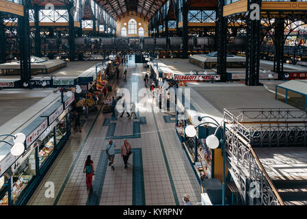 Budapest, Hongrie - le 14 août 2017 : vue de l'intérieur de l'Hall du marché central de Budapest Banque D'Images