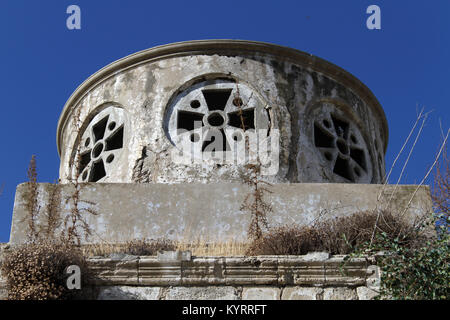 Croses sur le toit de l'église grecque dans Kaplica, Chypre du Nord Banque D'Images