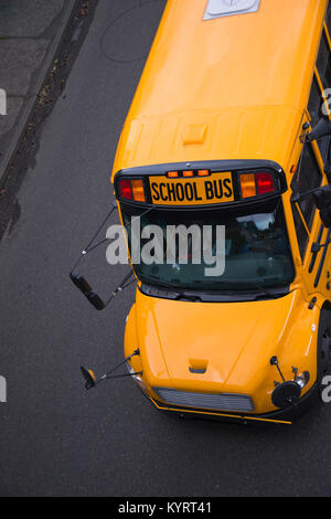Un autobus scolaire jaune vif pour le transport des élèves de la maison à l'école et est fabriqué selon les plus hauts standards de sécurité pour sauver la vie Banque D'Images