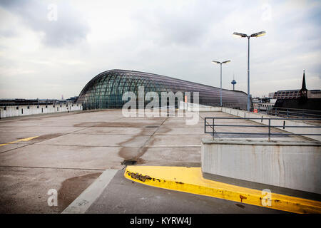 L'Europe, l'Allemagne, Cologne, à plusieurs étages de la magasin Kaufhof, haut niveau de la garage, vue de la rue à la Weltstadthaus Schi Banque D'Images