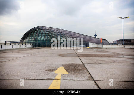 L'Europe, l'Allemagne, Cologne, à plusieurs étages de la magasin Kaufhof, haut niveau de la garage, vue de la rue à la Weltstadthaus Schi Banque D'Images