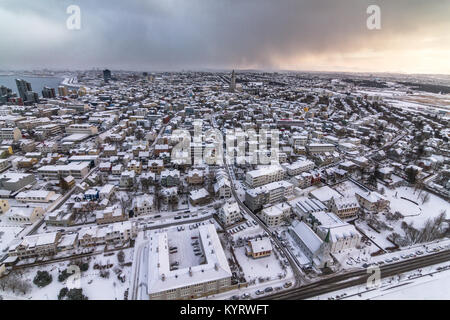 Reykjavík est la capitale et la plus grande ville de l'Islande. Il a une latitude de 64°08' N, ce qui en fait le plus septentrional du monde capitale d'un État souverain un Banque D'Images