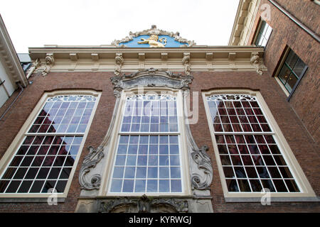 L'hôtel de ville (Stadhuis) à Leeuwarden, aux Pays-Bas. Le bâtiment historique date de 1715 Banque D'Images