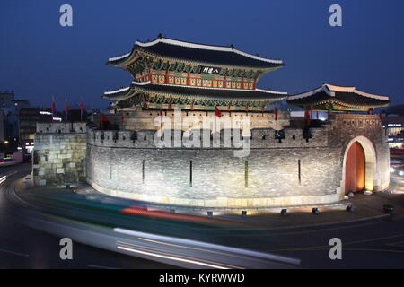 La nuit Porte Paldalmun à Suwon, Corée Banque D'Images