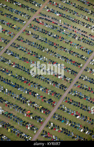 Les Pays-Bas, Elburg, parc d'attractions Walibi. Festival de musique appelé plaine. Les voitures sur un parking. Vue aérienne. Banque D'Images