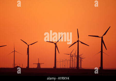 Les Pays-Bas. Eemshaven. Eemsmond parc éolien. Éoliennes. Contexte : L'ancien moulin à vent (1897) appelé Goliath. Le lever du soleil. Banque D'Images