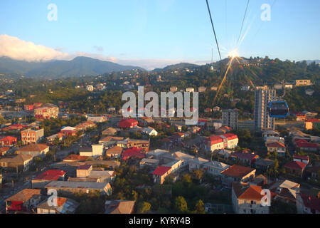 Les toits colorés des petites maisons d'habitation, situé derrière l'districts de Batumi, Géorgie Banque D'Images