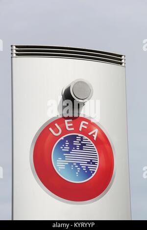 Nyon, Suisse - 1 octobre 2017 : le logo de l'UEFA sur un panneau. L'UEFA est l'organe administratif de l'association de football en Europe avec 55 associations nationales Banque D'Images