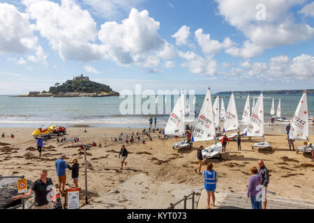 Un canot Laser lancement de la flotte au large de la plage de race dans Mounts Bay, Cornwall Banque D'Images