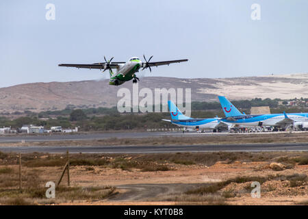 Avion à hélice au décollage à l'Aéroport International d'Aristides Pereira, Boa Vista, Cap Vert Banque D'Images