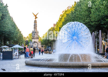 France, Marne (51), Reims, fontaine de la solidarité et en arrière-plan colonne de la fontaine Subé // France, Marne, Reims, la Fontaine du solide Banque D'Images