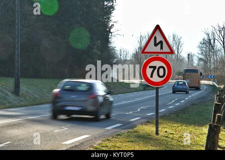 Avec des véhicules routiers, les voitures, et de trafic limité par un signe 70 km. Grenoble, Isère, Rhône-Alpes Auvergne. Grenoble, France Banque D'Images