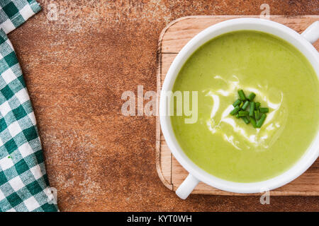Dans un bol de soupe de courgettes sur fond brun. Vue d'en haut Banque D'Images