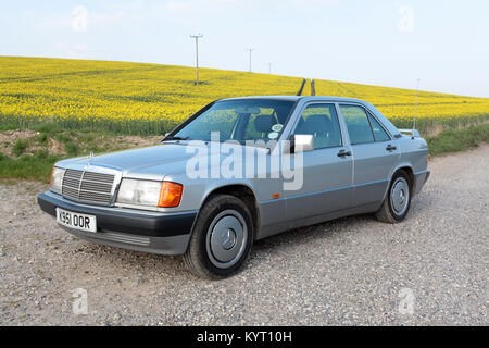 L'immaculée 1993 edition définitive Mercedes Benz 190e photographié automatique dans la campagne anglaise en 2017. Banque D'Images