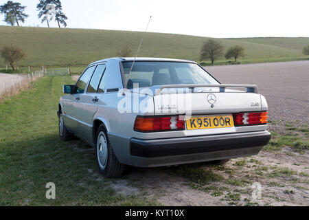 Un exemple de 1993 Mercedes Benz 190e dans la campagne anglaise. Une voiture construite pour a des normes élevées en Allemagne. Circa 2017. Banque D'Images