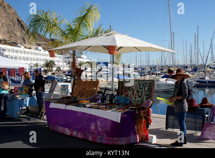 Stands d'artisanat à Puerto Deportivo Aguadulce, Roquetas de Mar, Almeria, Espagne Banque D'Images