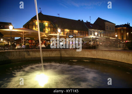 Malmö, Suède - août 16, 2016 : Avis de belle scène de nuit et la fontaine sur la place Lilla Torg à Malmo, Suède le 16 août 2016. Banque D'Images