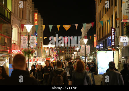 Malmö, Suède - août 16, 2016 : Avis de belle scène de nuit et les gens à pied sur la rue piétonne - Sodergatan street à Malmo, Suède le 16 août Banque D'Images