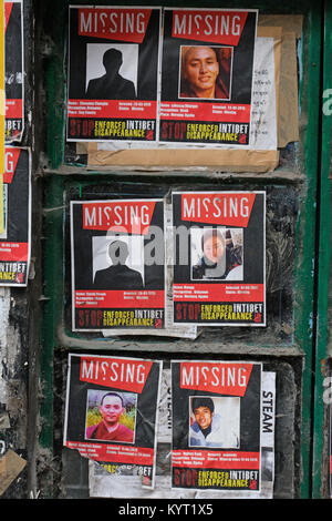 Des posters de militants tibétains disparus, publié dans Dharamsala, Inde, la maison du gouvernement tibétain en exil Banque D'Images