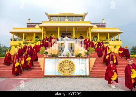 Moines tibétains streaming sur un parayer hall à une monastère bouddhiste tibétain à Dharamsala, Inde Banque D'Images