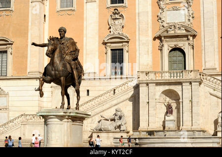 Italie, Rome, Piazza del Campidoglio, statue de Marcus Aurelius et Palazzo Senatorio Banque D'Images