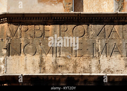 Italie, Rome, Ghetto juif, via del Portico d'Ottavia, maison de Lorenzo Manilio (15e siècle après J.-C.), inscriptions sur la façade Banque D'Images