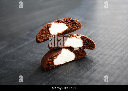 Délicieux cookies avec remplissage de lait fond noir Banque D'Images