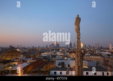 Toits de Milan avec des gratte-ciels de Porta Nuova, vu du haut de la cathédrale, de l'Italie Banque D'Images