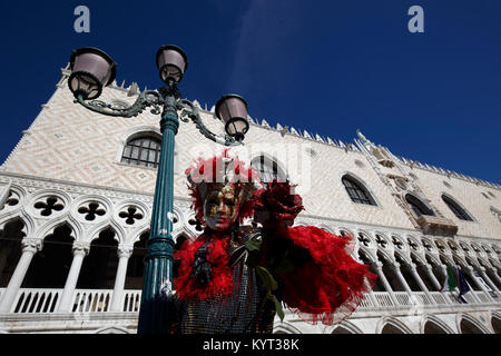 Masque vénitien traditionnel au Carnaval 2017, Venise, Italie Banque D'Images