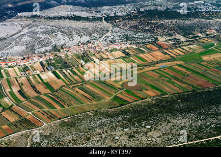 Vue aérienne de champs fertiles dans la région de Zadar, près de la côte Adriatique