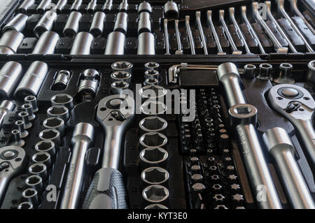 Sockets, outils, clés, clés et bits d'un jeu de douilles en chrome-vanadium. Banque D'Images