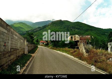 Le village serbe de Belo Polje (Bellopoja) près de Peć/Peja au Kosovo a été incendiée en mars 2004 par les Albanais. Le village est resté dévastés, les habitants ont fui. Cette photo d'août 2006 montre le vide et détruit route principale de ce village. Banque D'Images