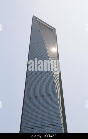 Vue en contre-plongée du gratte-ciel Shanghai World Financial Center contre un ciel pâle Banque D'Images