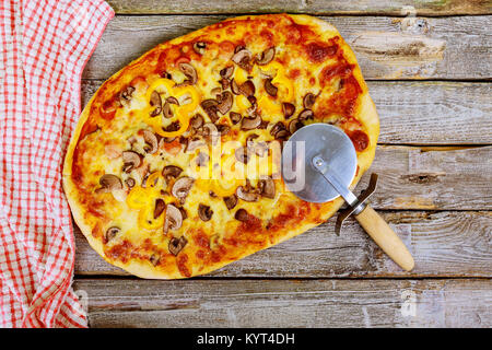 Sex true Vue de dessus de l'Italien des pizzas aux champignons fromage à pizza italienne.savoureuse traditionnelle pizza au pepperoni à bord blanc sur la table en bois avec de Banque D'Images