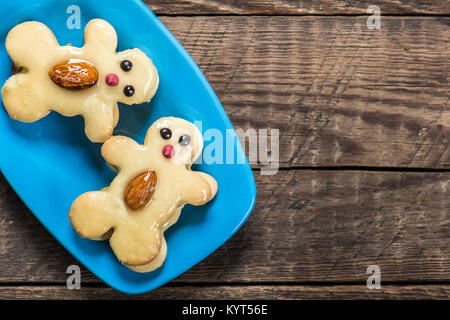 Les cookies dans la forme de personnages loufoques sur la plaque Banque D'Images