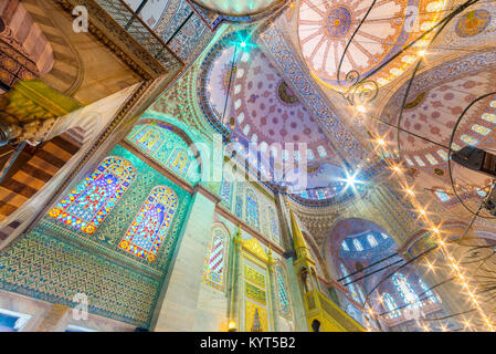 Voir décoration d'intérieur et les œuvres de mosquée bleue appelée aussi Mosquée Sultan Ahmed ou Mosquée Sultan Ahmet.Plafond et décorations avec dômes Islami Banque D'Images