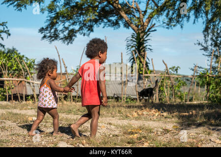 Jan 14,2018 Philippines enfant autochtone aeta marche ville, Philippines Banque D'Images