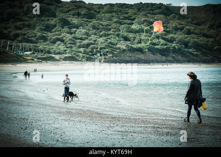 Mère et fils sur la plage avec kite à Runswick Bay, Yorkshire, UK Banque D'Images