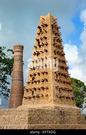 Réplique de grande Mosqe d'Agadez Niger & Kalyan Minaret mosquée islamique à l'Ouzbékistan, parc à thème, Kuala Terengganu, Malaisie Banque D'Images