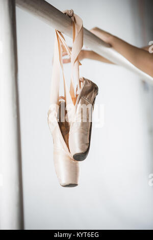Vue rapprochée de pointes pour le ballet sur barre Banque D'Images