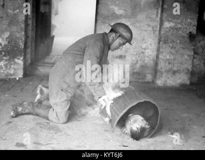 Aider quelqu'un en feu, exercice de formation ARP pendant WW2 Banque D'Images