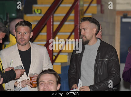 'Geordie Shore' acteurs, la famille et les amis regardez Aaron impressionnant Chalmers 1er tour gagner plus de Karl Donaldson à Metro Radio Arena avec : où : Newcastle, Royaume-Uni Quand : 15 déc 2017 : Crédit Photos/WENN.com Brightspark Banque D'Images