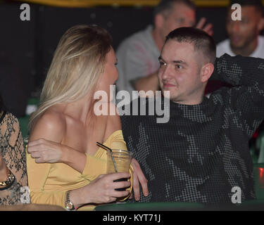 'Geordie Shore' acteurs, la famille et les amis regardez Aaron impressionnant Chalmers 1er tour gagner plus de Karl Donaldson à Metro Radio Arena avec : où : Newcastle, Royaume-Uni Quand : 15 déc 2017 : Crédit Photos/WENN.com Brightspark Banque D'Images