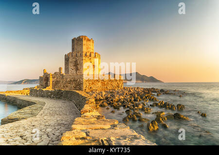 Methoni, Grèce 9 août 2017. Château de Methoni en Grèce contre un beau coucher du soleil. Banque D'Images