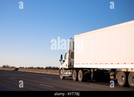 Un gros camion blanc puissant moderne semi truck avec un becquet sur un jour, pavillon, conçu pour le transport local du fret commercial, livre la marchandise Banque D'Images