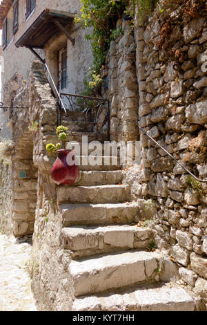 Étapes menant à l'entrée d'un bâtiment ancien, pliée dans le passé à partir de pierres brutes naturelles dans le vieux village d'Eze, près de Nice France Banque D'Images