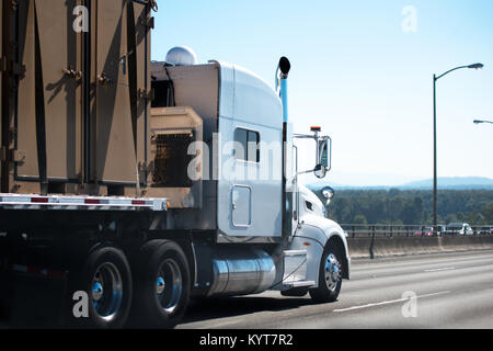 Classic American puissant gros camion semi truck avec tuyaux chromé de haute qualité et une télévision chambres équipement commercial transport remorque cargo bouclée avec sangle Banque D'Images