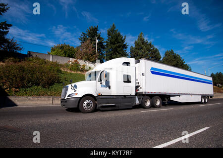 Big Rig-Américain blanc puissant semi truck pour effectuer les livraisons longue distance réfrigérateur semi-remorque avec produits frais réfrigérés passe sur l'autoroute Banque D'Images